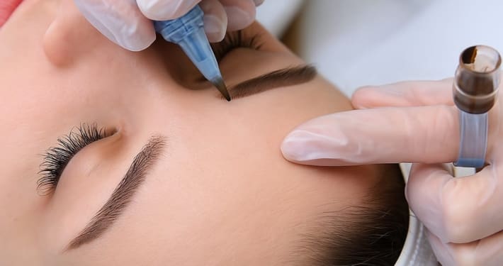 Präzise Permanent Make Up Behandlung der Augenbrauen – Kosmetikerin in München trägt mit feiner Nadel Pigmente auf, um natürliche und dauerhafte Ergebnisse zu erzielen – Permanent Make Up München