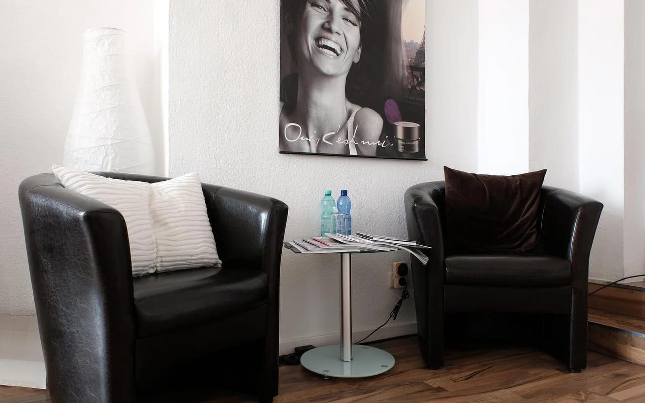 Sitzgelegenheit im Empfangsbereich im Kosmetikstudio Haidhausen München